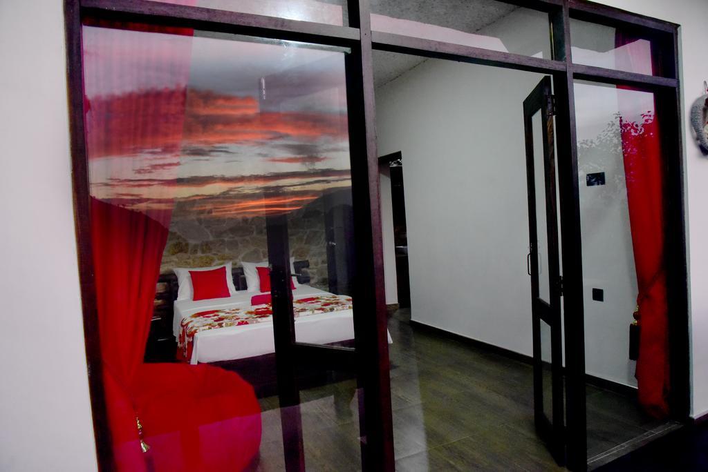 Romance In Ella Habitación foto